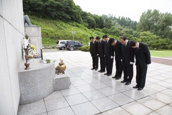 의장단, 상임위원장단 현충탑 참배