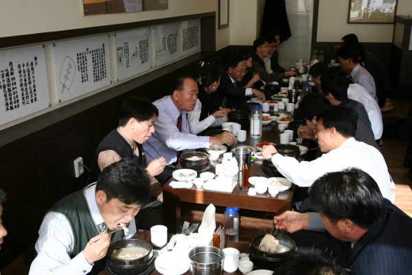 부천시의회 의원 및 사무국 직원 닭고기 먹기 운동 전개