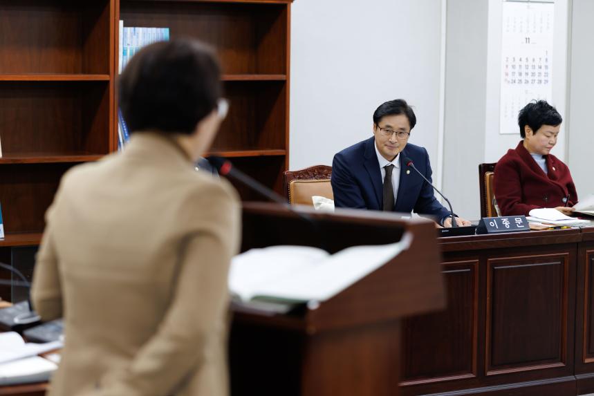 의회운영위원회 행정사무감사(의회사무국) - 3