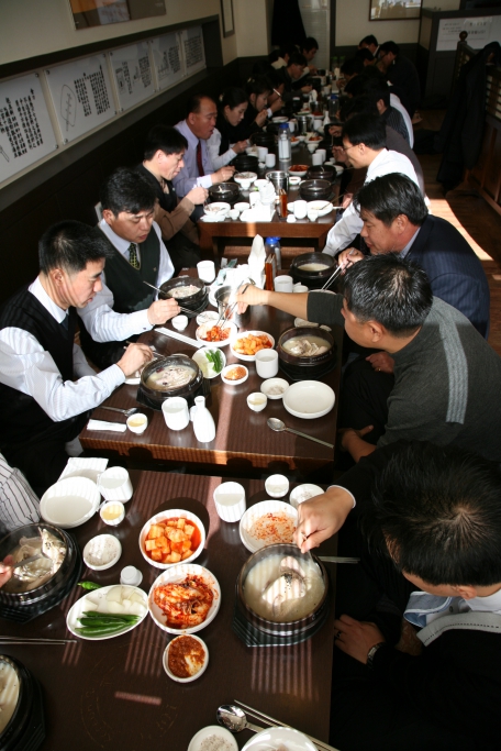 부천시의회 의원 및 사무국 직원 닭고기 먹기 운동 전개 - 3