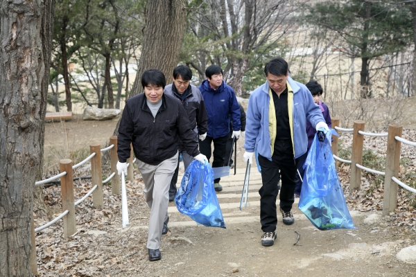 2011 건설교통위원회 원미산 정화활동 - 6