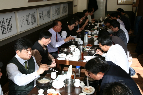 부천시의회 의원 및 사무국 직원 닭고기 먹기 운동 전개 - 2