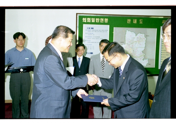 결산검사위원 위촉장 전달