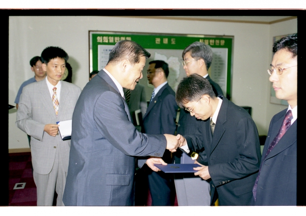 결산검사위원 위촉장 전달 - 2