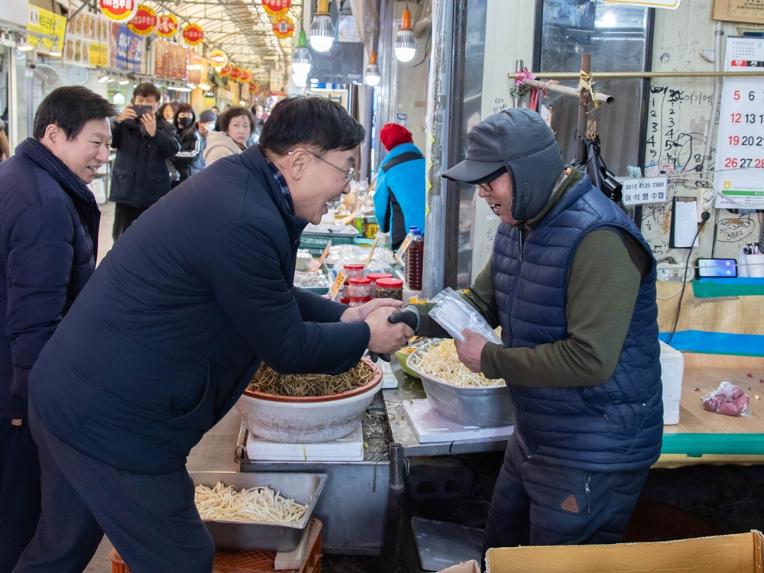 김병전 의장, 설 명절 맞이 전통시장 방문 - 2