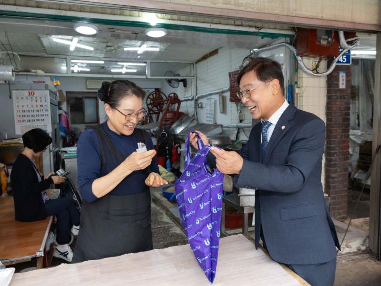 김병전 의장, 추석맞이 전통시장 소상공인 격려 - 1