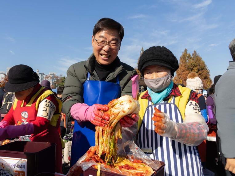 김병전 의장, 김장나눔 행사 참석… 취약계층 겨울나기 지원에 함께해 - 1