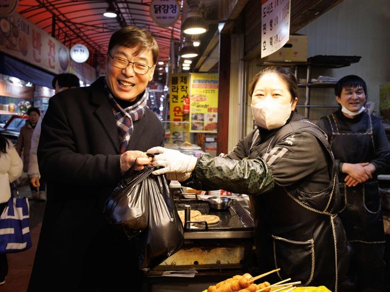 김병전 의장, 설맞이 전통시장 찾아 상인 격려 - 1