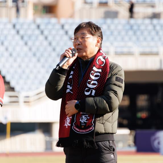 김병전 의장, 부천FC1995 홈 개막전 찾아 선수단 응원 - 1