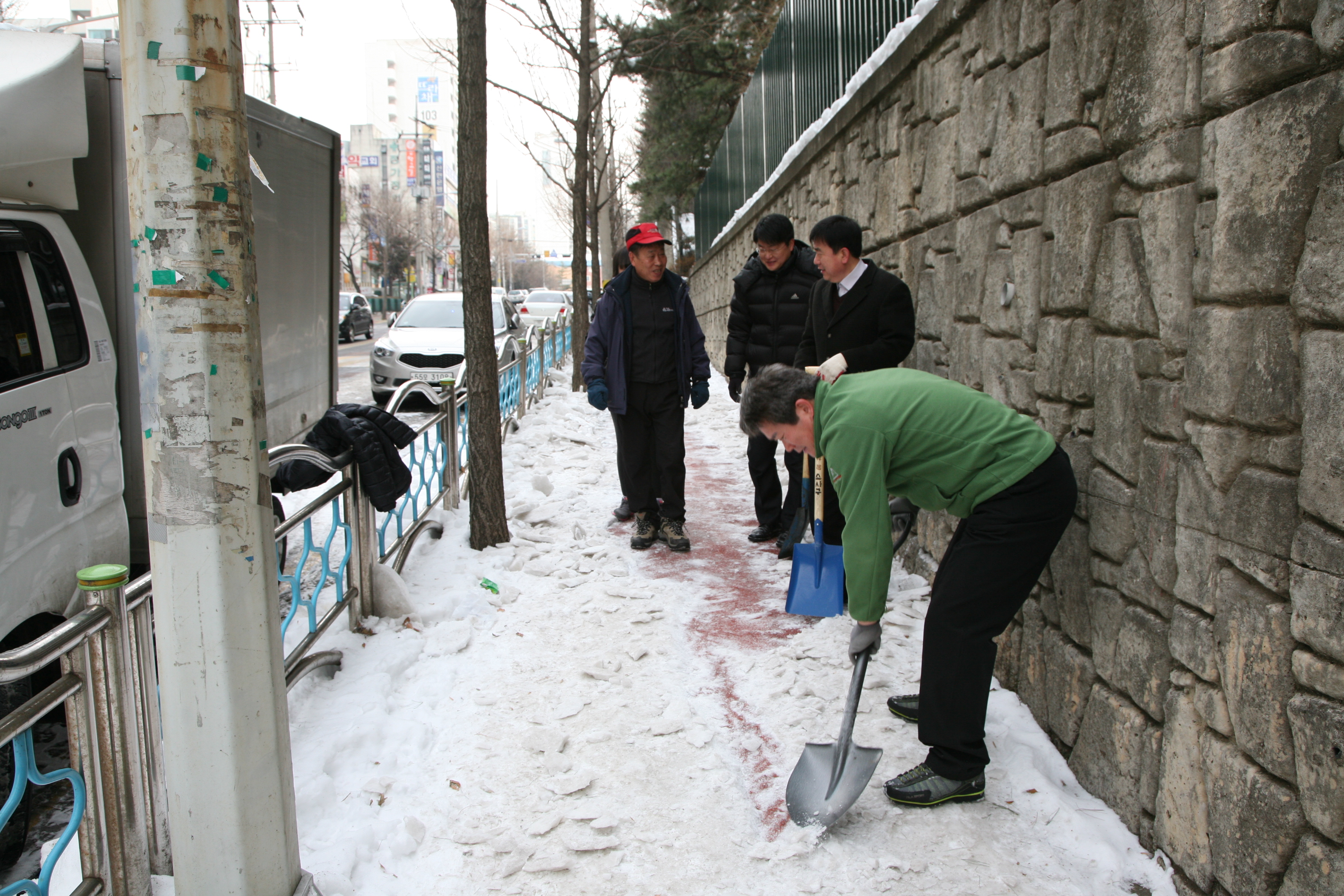 시민 안전을 위한 응달진 골목길 제빙작업 실시 - 1