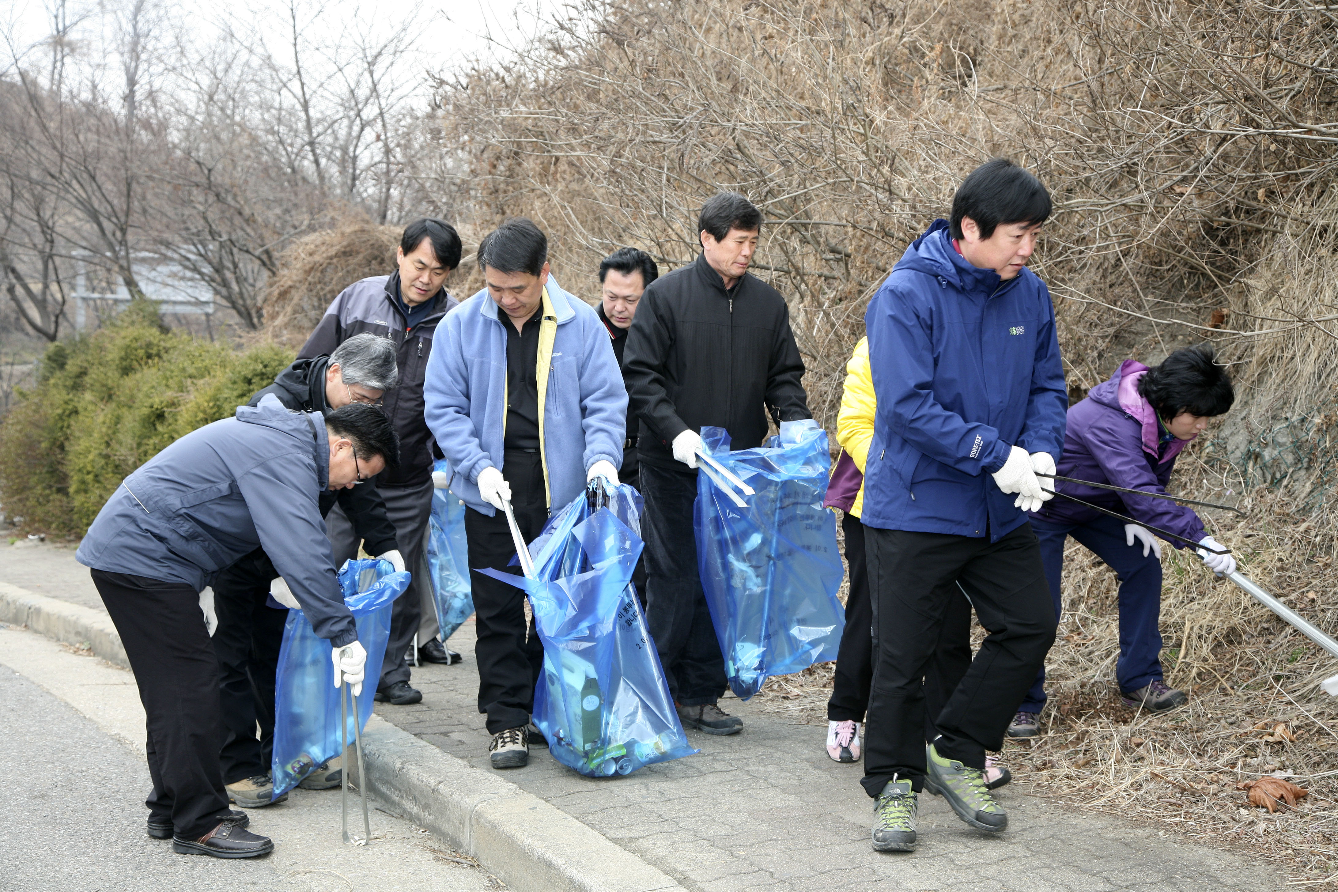 새봄맞이 산쓰레기 수거 봉사활동 전개 - 1