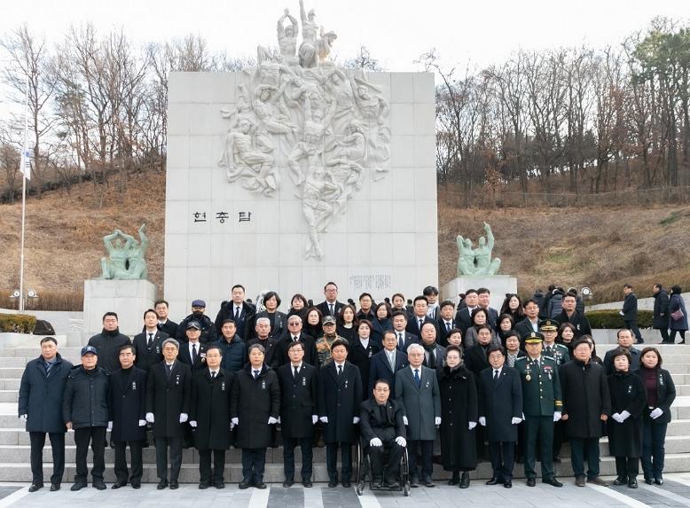 김병전 의장, 부천시의회 의원들과 새해맞이 현충탑 참배 - 2