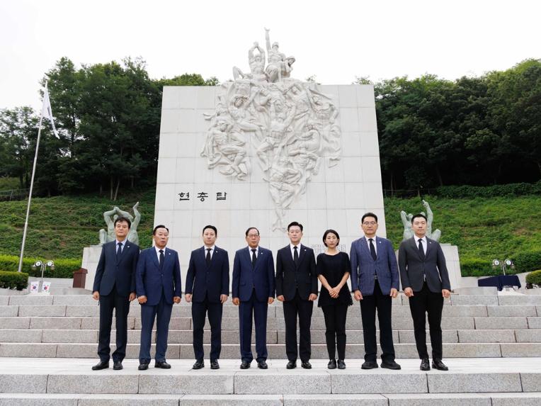 부천시의회, 제10대 부천시의회 의장단, 현충탑 참배 - 1